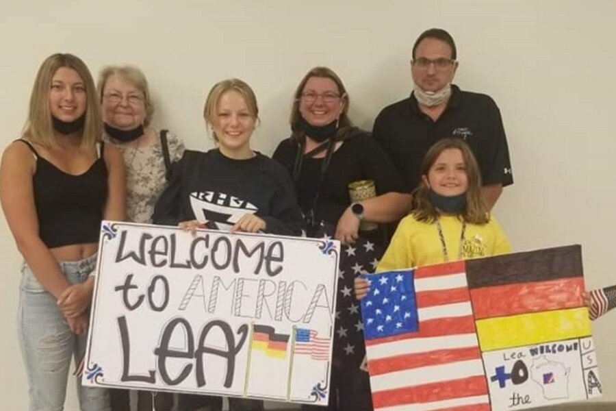Lea Stütz (Mitte) wurde von ihrer Gastfamilie mit Plakaten herzlich begrüßt. Die Erzgebirgerin lebt nun in einem Vorort von Milwaukee, Wisconsin, nahe des Lake Michigan.