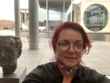 Wie eine Erzgebirgerin im Berliner Bundestag ankommt - Ein Selfie vor dem Parlamentsgebäude in Berlin.