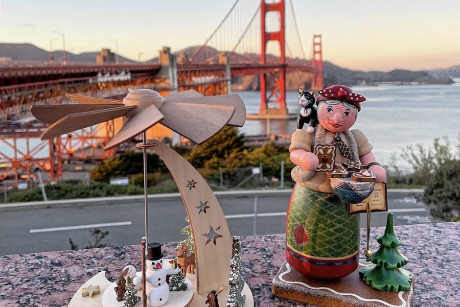 Wie eine erzgebirgische Pyramide vor die Golden Gate Bridge kommt - Ungewöhnlicher Anblick: eine Weihnachtspyramide und eine Räucherfigur aus dem Erzgebirge in Szene gesetzt vor der Golden Gate Bridge, der bekannten Hängebrücke in San Francisco. 