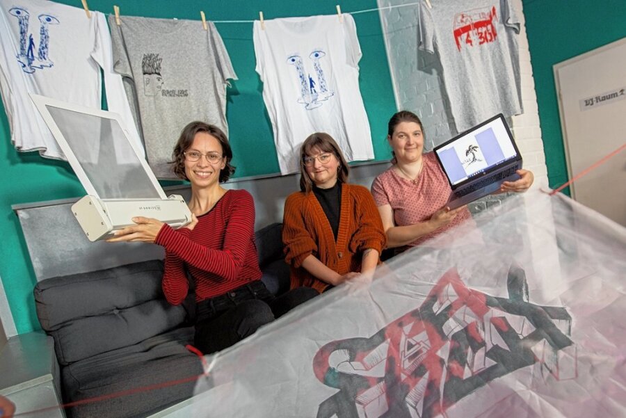 Wie eine Geschäftsidee Plauener Künstler jetzt Schule macht - Mit Artbeatz-Künstlerinnen Vanessa Zill (von links) Kristin Siegel-Leicht und Nicole Dürr-Gerstler bringen Teenager ihre Musik aufs Shirt. 