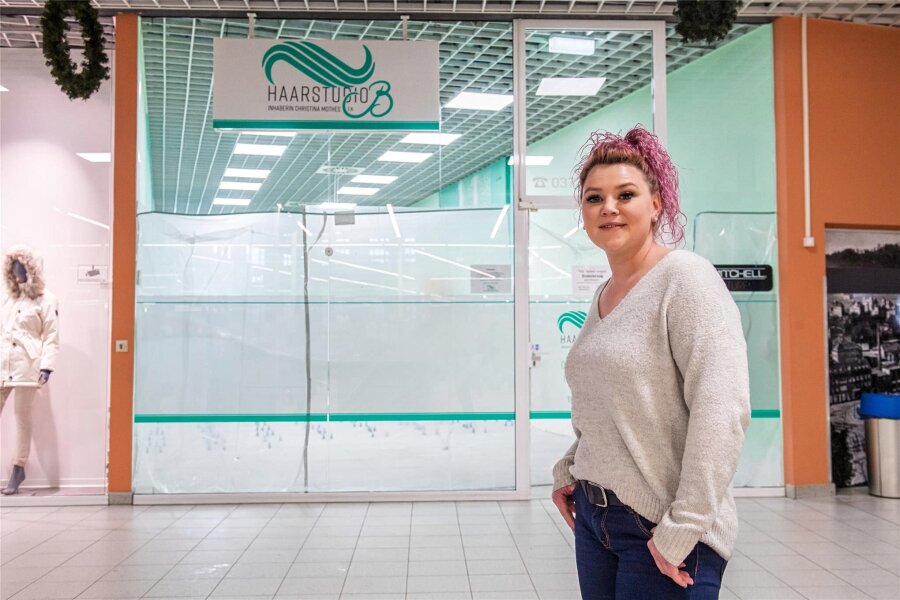 Wie eine junge Erzgebirgerin ihren Friseursalon im Simmel-Center Aue schick machen will - Christina Mothes ist seit 2020 Inhaberin des Haarstudios B im Simmel-Center Aue. Das wird momentan umgebaut und soll am 1. Februar wieder eröffnet werden.