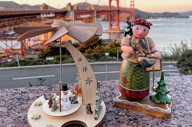 Wie eine Pyramide vor die Golden Gate Bridge kommt - Ungewöhnlicher Anblick: eine Weihnachtspyramide und eine Räucherfigur aus dem Erzgebirge in Szene gesetzt vor der Golden Gate Bridge, der bekannten Hängebrücke in San Francisco. 