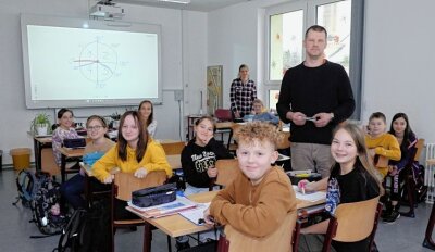 Wie eine Stadt im Vogtland dem Lehrermangel begegnet - Vermittelte am Donnerstag Grundlagen der Geometrie: Kobra-Mitarbeiter Magnus Tauch - der einst selbst in Lengenfeld Schüler war. 