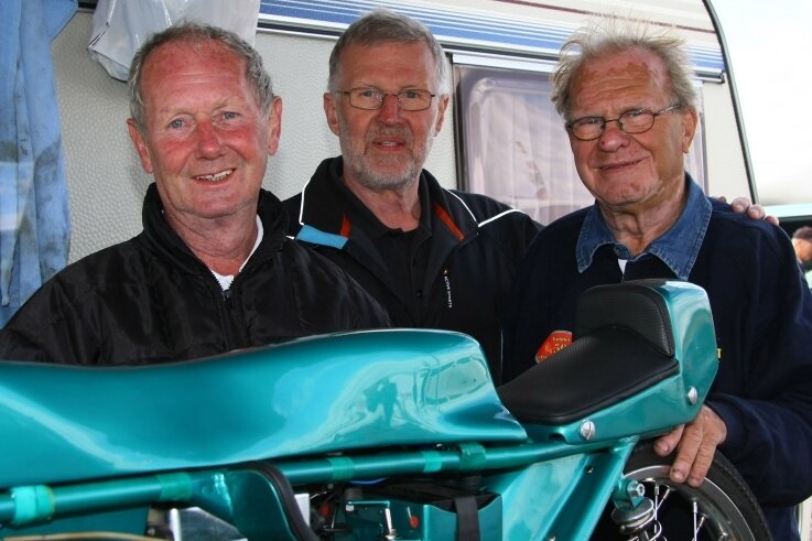 Wie eine Uhl-Stein-Maschine Geschichte schrieb - Reiner Steinert (Mitte) umgeben von den niederländischen Grand-Prix-Legenden Jan de Vries (links) und Cees van Dongen.