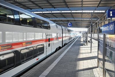 Wie eine Umleitung für kürzere Bahnfahrzeiten von Chemnitz nach Berlin sorgt - Ein Intercity im Chemnitzer Hauptbahnhof. Derzeit fahren die Züge über Riesa statt Dresden. 
