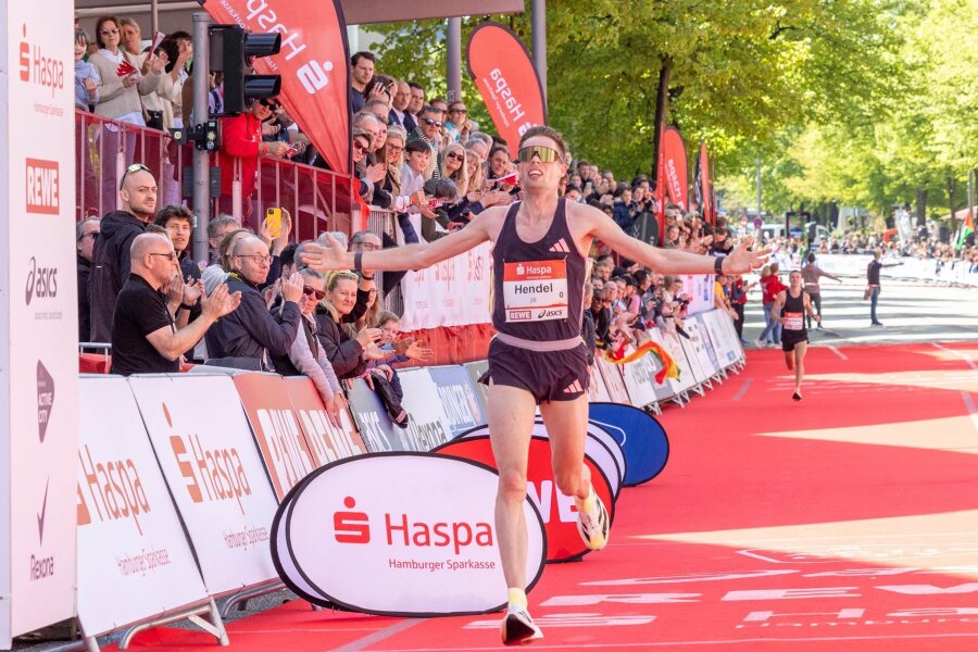 Wie einem Vogtländer der Sprung in die deutsche Marathon-Top-Ten gelang - Sebastian Hendel jubelt beim Zieleinlauf am Sonntag in Hamburg.