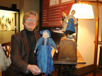 Wie Einenkel-Puppen nach Greiz kamen - Museumsdirektor Rainer Koch mit drei der Puppen von Brunhilde Einenkel, die derzeit in einer Sonderausstellung im Unteren Schloss Greiz zu sehen sind. 