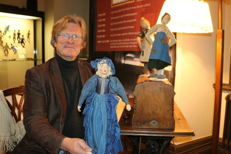 Wie Einenkel-Puppen nach Greiz kamen - Museumsdirektor Rainer Koch mit drei der Puppen von Brunhilde Einenkel, die derzeit in einer Sonderausstellung im Unteren Schloss Greiz zu sehen sind. 