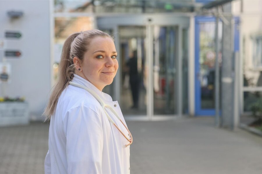 Wie einer Chemnitzerin ein Tumor zum Traumjob verholfen hat - Franziska Hösel vor dem Krankenhaus in Mittweida. Hier absolviert die 35-Jährige gerade ihre Assistenzarztzeit.