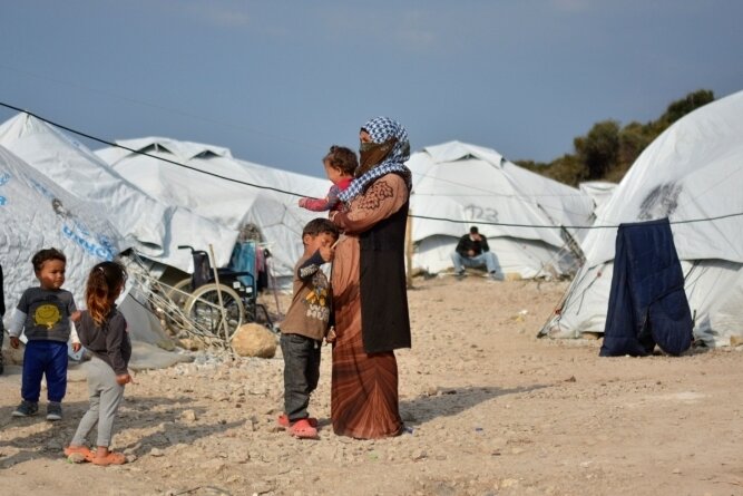 Eine Frau steht mit vier kleinen Kindern im Flüchtlingslager Kara Tepe in der Nähe von Mytilini auf Lesbos. Auch auf diese griechische Insel sollen die Hilfslieferungen aus St. Egidien gebracht werden. 