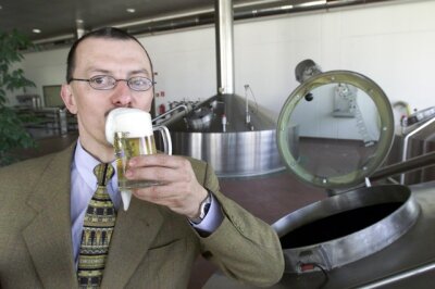 Wie entsteht eigentlich Bier? - Zum Wohl! Braumeister Ludwig Hörnlein weiß, wie Bier gebraut wird.