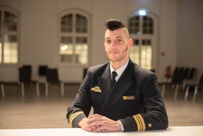 Wie erklären Sie Schülern den Krieg, Herr Kapitänleutnant? - 1200 Mal hat Marineoffizier Andy Clemens schon Schulen in Sachsen besucht.