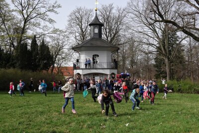 Wie Erwachsene bei der größten Ostereiersuche Westsachsens für traurige Kindergesichter sorgten - Da gab es kein Halten mehr: Kinder stürmen zur großen Ostereiersuche in den Schlosspark Planitz.