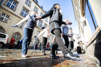 Wie es am Samstag zum Straßentanz in der Plauener Innenstadt kam - Tanzgruppen des Vereins Tango Plauen zeigten am Samstag auf der Plauener Herrenstraße ihr Können.