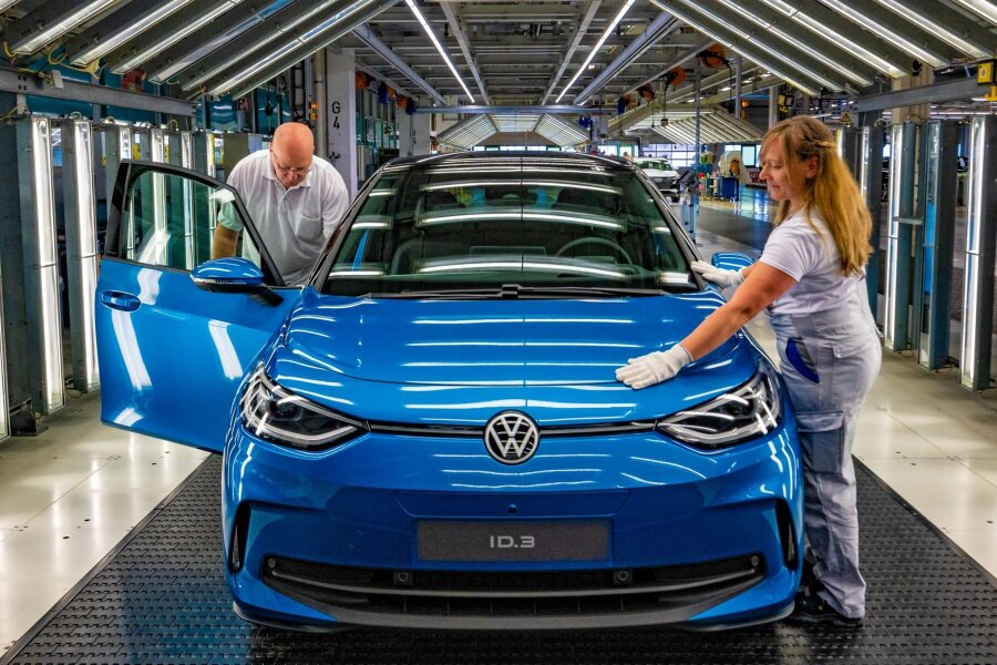 Wie es bei Volkswagen Sachsen weitergeht: Neue Plattform, ungeklärte Schichten - Noch kein Kassenschlager: Der neue ID.3 bei der Endkontrolle von Maja Pinkawa und Lutz Kränze. 
