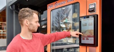 Wie es frische Brötchen auch nach Geschäftsschluss geben soll - Bäcker Peter Steinbach hat neben seinem Geschäft in Limbach-Oberfrohna einen Automaten aufgestellt. Er sagt, er reagiere auf diese Weise auch auf den Personalmangel in seiner Branche. 