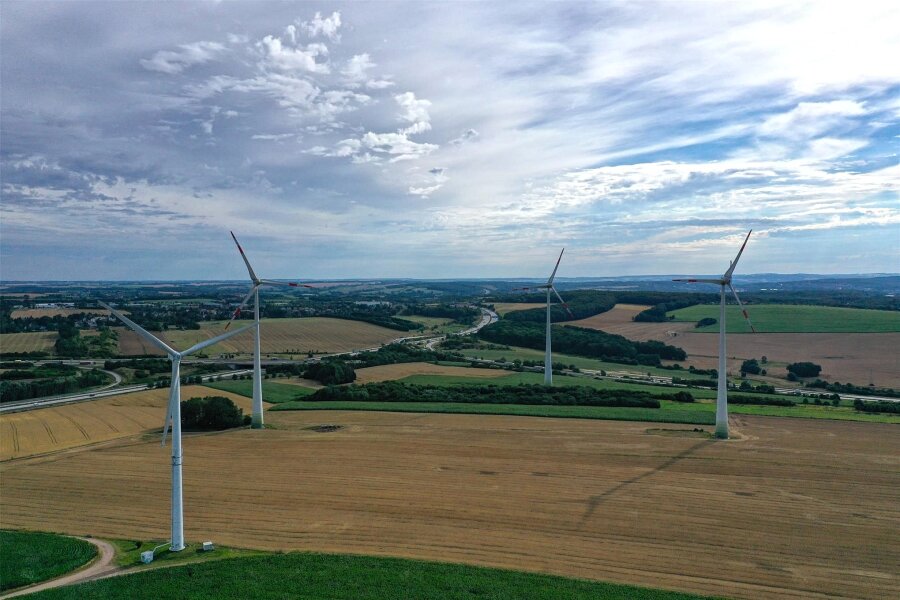 Wie es in Chemnitz mit dem Windkraft-Ausbau weitergeht - Auf dem Galgenberg in Rabenstein stehen insgesamt sieben Windräder. Zwei weitere sollen dazukommen.