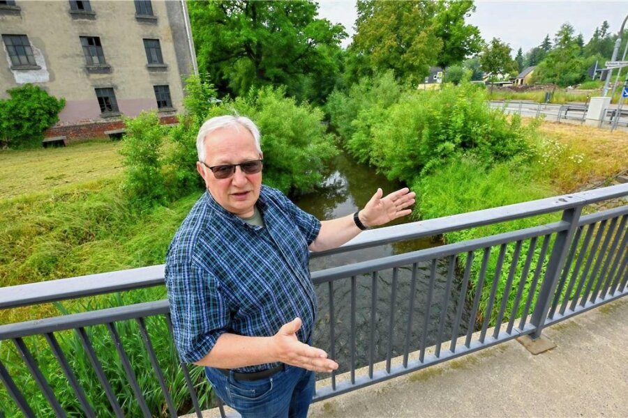 Wie es mit dem Hochwasserschutz in Klaffenbach und Harthau weitergeht - Ortsvorsteher Andreas Stoppke steht an der Mühlenbrücke in Klaffenbach, wo als Schutz gegen Hochwasser der Würschnitz eine Mauer entstehen soll. 