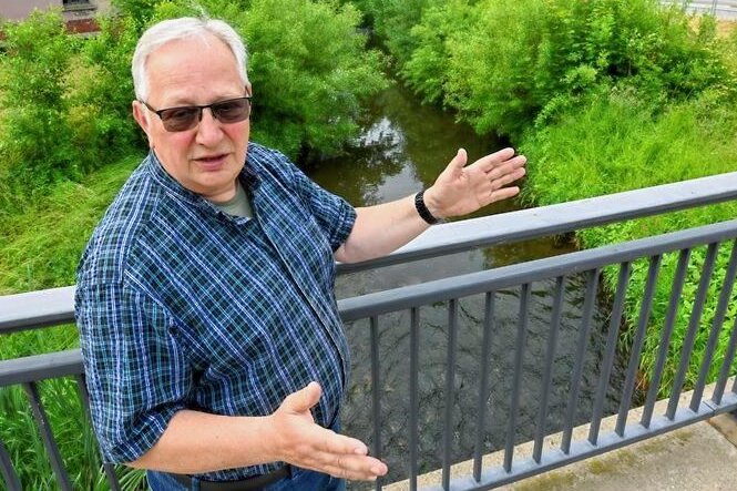Wie es mit dem Hochwasserschutz in Klaffenbach und Harthau weitergeht - Ortsvorsteher Andreas Stoppke steht an der Mühlenbrücke in Klaffenbach, wo als Schutz gegen Hochwasser der Würschnitz eine Mauer entstehen soll. 