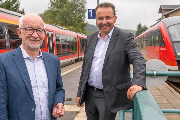 Grünen-Landtagsabgeordneter Gerhard Liebscher hat bei der Besichtigung der stillgelegten Zugstrecke gemeinsam mit Bürgermeister Ingolf Wappler (r.) auch den Bahnhof Pockau-Lengefeld begutachtet. 