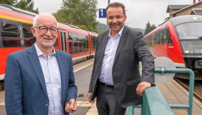 Wie es mit der Bahnrückkehr weitergehen soll - Grünen-Landtagsabgeordneter Gerhard Liebscher hat bei der Besichtigung der stillgelegten Zugstrecke mit Bürgermeister Ingolf Wappler (r.) auch den Bahnhof Pockau-Lengefeld begutachtet. 