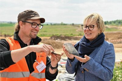 Wie es mit Karls Erlebnis-Dorf in Döbeln weitergeht - Ausgrabungsleiter Thomas Lukas zeigte am Mittwoch Staatsministerin Barbara Klepsch einige Einzelfunde. 