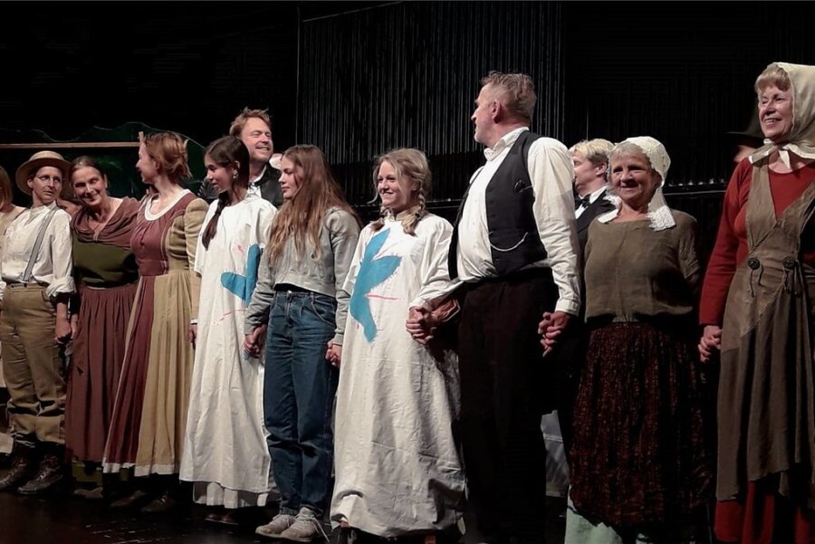 Die Darsteller der Bürgerbühne Siebenlehn beim Schlussapplaus nach dem Amalie-Dietrich-Stück im Theater Freiberg.