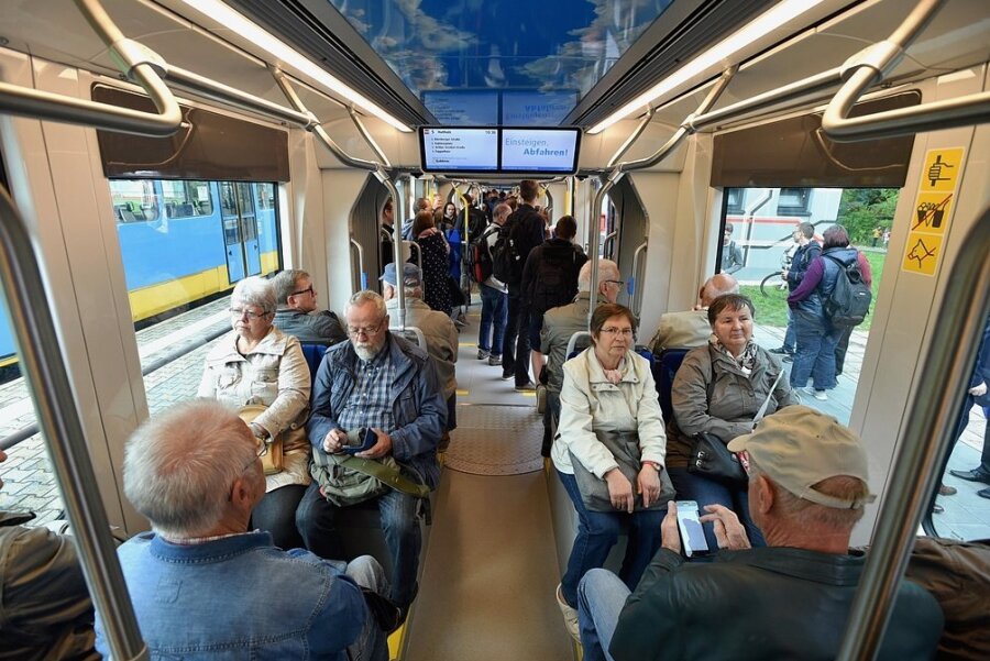 Wie es sich mit der neuen Straßenbahn fährt - Blick ins Innere der neuen Bahnen: Das Raumangebot ist ähnlich dem der vor 20 Jahren eingeführten Variobahnen. Ein- und Ausstieg sind stufenlos.