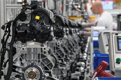 Wie Europas Regionen die Jobs der Autoindustrie retten wollen - Noch werden im Motorenwerk von Volkswagen Sachsen in Chemnitz Verbrennungsmotoren gefertigt. Doch die Tage dieser Aggregate sind gezählt. Für die Transformation sind hohe Investitionen nötig. 