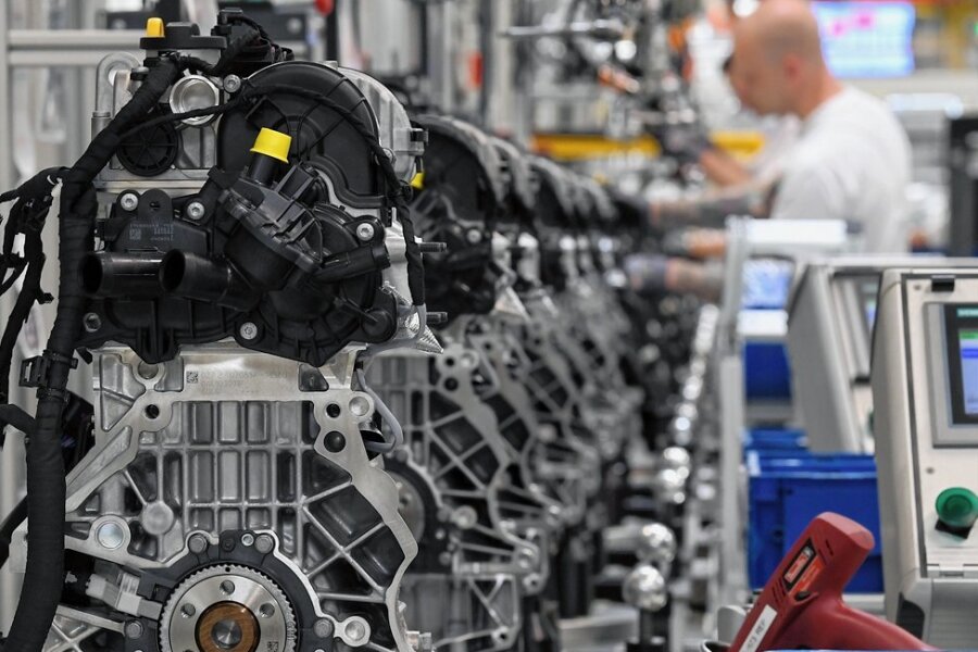 Wie Europas Regionen die Jobs der Autoindustrie retten wollen - Noch werden im Motorenwerk von Volkswagen Sachsen in Chemnitz Verbrennungsmotoren gefertigt. Doch die Tage dieser Aggregate sind gezählt. Für die Transformation sind hohe Investitionen nötig. 