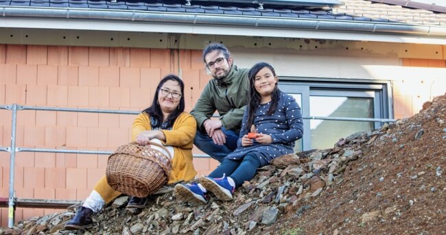Wie Familie heute den Hausbau schafft - Familie Möbius auf ihrer Baustelle in Jößnitz: Aselja, Martin und Tochter Dana lassen sich die Laune nicht verhageln und treffen sich an freien Nachmittagen auch mal zu einem Picknick im Rohbau. 