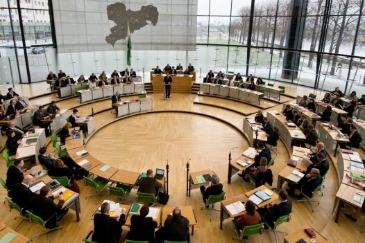 Wie fleißig sind die Landespolitiker? - Der Plenarsaal des Landtages am Elbufer in Dresden: Hier wird über die Zukunft von Sachsen debattiert.
