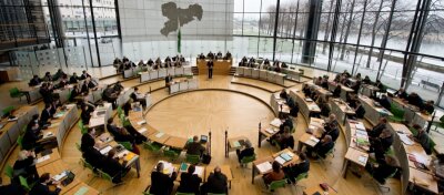 Wie fleißig sind die Landespolitiker? - Der Plenarsaal des Landtages am Elbufer in Dresden: Hier wird über die Zukunft von Sachsen debattiert.