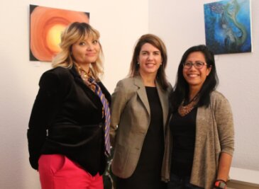 Wie Frauen zum Film gekommen sind - Becky Hellwig (links) und Eden Nares (rechts) freuten sich über den Besuch der Konsulin Lachlyn Soper (Mitte). 