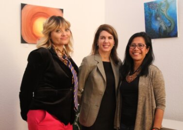 Wie Frauen zum Film gekommen sind - Becky Hellwig (links) und Eden Nares (rechts) freuten sich über den Besuch der Konsulin Lachlyn Soper (Mitte). 