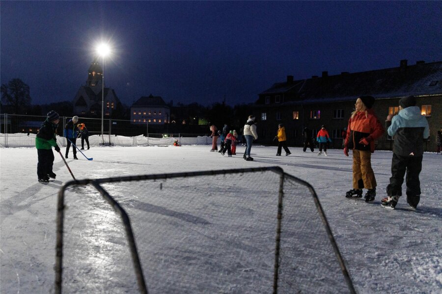 Wie früher im Erzgebirge: Das Dorf trifft sich nach Feierabend auf der Eisbahn - Die Kinder sind begeistert. Am Freitagabend herrschte auf der Natureisbahn in Wiesa wieder Getümmel.