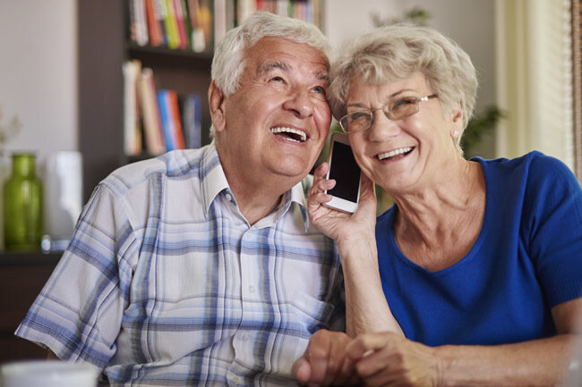 Smartphones erleichtern Senioren den Alltag.