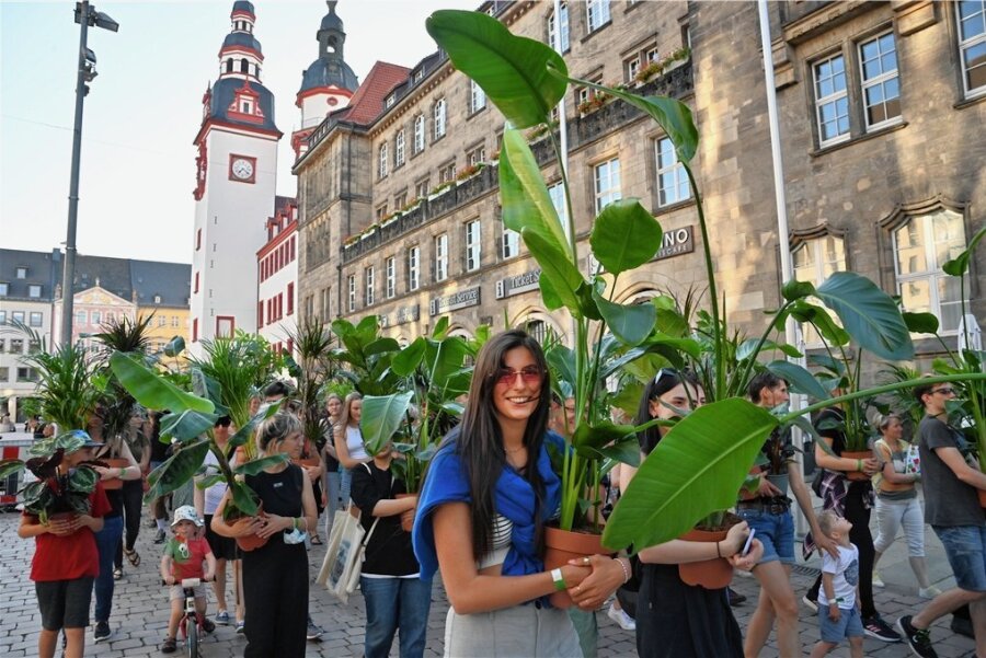 Wie funktioniert eine europäische Kulturhauptstadt? Die Kulturhauptstadt GmbH - Die von der spanischen Künstlerin Maider Lopez initiierte Aktion "Moving Garden" war im Juli 2022 ein stimungsvoller Vorgeschmack. 