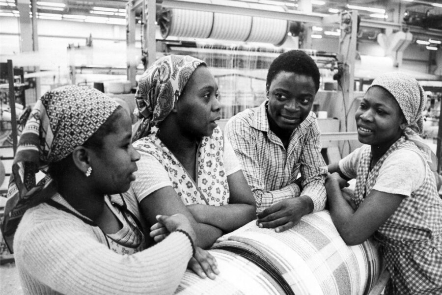 Wie Gastarbeiter aus Mosambik in der DDR betrogen wurden - Gastarbeiter aus Mosambik 1983 im VEB Frottana Großschönau bei Görlitz. 