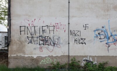 Wie gefährlich sind die jungen Nazis in Zwickau? - Ist Wilkau-Haßlau ein Nazi-Kiez, wie es diese Schmiererei suggeriert, die Unbekannte im Mai unweit des Marktes angebracht haben? Die Polizei hat Anfang des Jahres in dem Bereich verstärkt Jugendliche kontrolliert. 