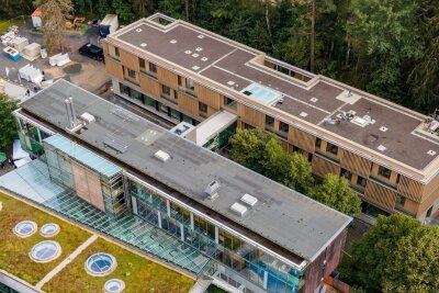 Wie geht es am Radonzentrum in Bad Brambach weiter? - Das Radon-Therapiezentrum Bad Brambach aus der Vogelperspektive mitBestandsgebäude (unten) und dem neuem Wettinhaus. 