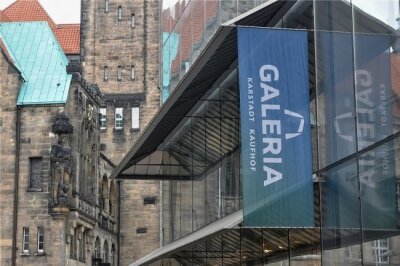 Wie geht es weiter mit dem Chemnitzer Galeria-Kaufhaus? - Unklar ist bislang, wie es mit Chemnitz weitergeht. Der stadtbildprägende Glasbau im Zentrum präsentiert sich noch wie eh und je. 