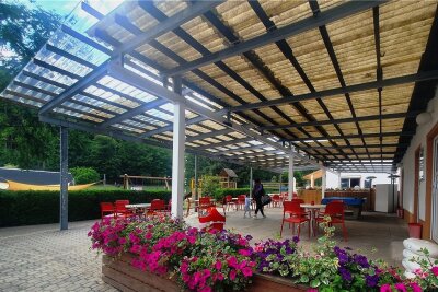 Wie Gelenau im Freibad Strom erzeugen will - Neben schönen Blumen soll der Sitzbereich des Gelenauer Freibades bald ein Dach mit PV-Modulen erhalten. 