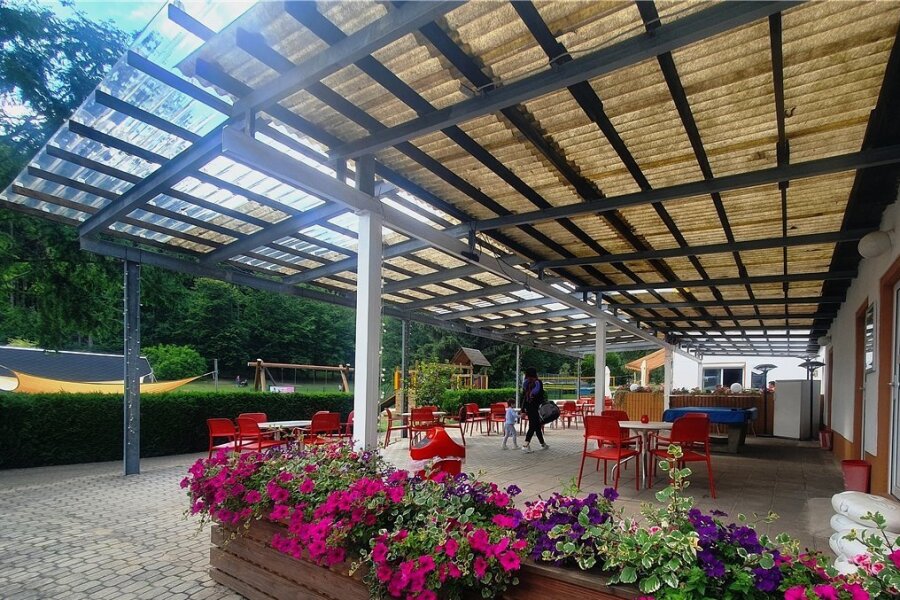 Wie Gelenau im Freibad Strom erzeugen will - Neben schönen Blumen soll der Sitzbereich des Gelenauer Freibades bald ein Dach mit PV-Modulen erhalten. 