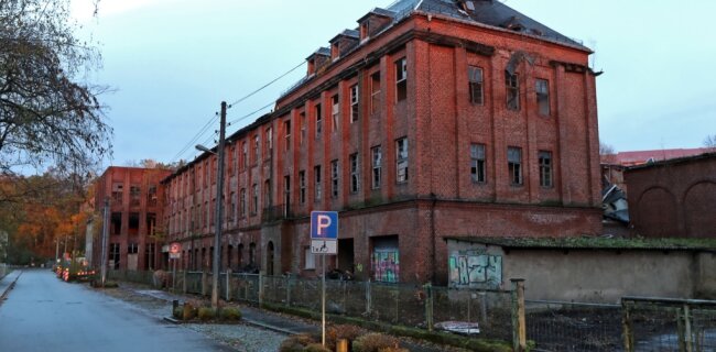 Die Industrie Brache an der Wilhelmstraße in Glauchau soll in diesem Jahr verschwinden und Platz für Wohnhäuser schaffen.