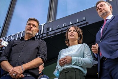 Wie Grüne und FDP Schrauben drehen und Brücken bauen wollen - Wollen sich nicht mehr so einfach auseinanderdividieren lassen: Die Grünen-Vorsitzenden Robert Habeck (von links) und Annalena Baerbock sowie FDP-Chef Christian Lindner. 