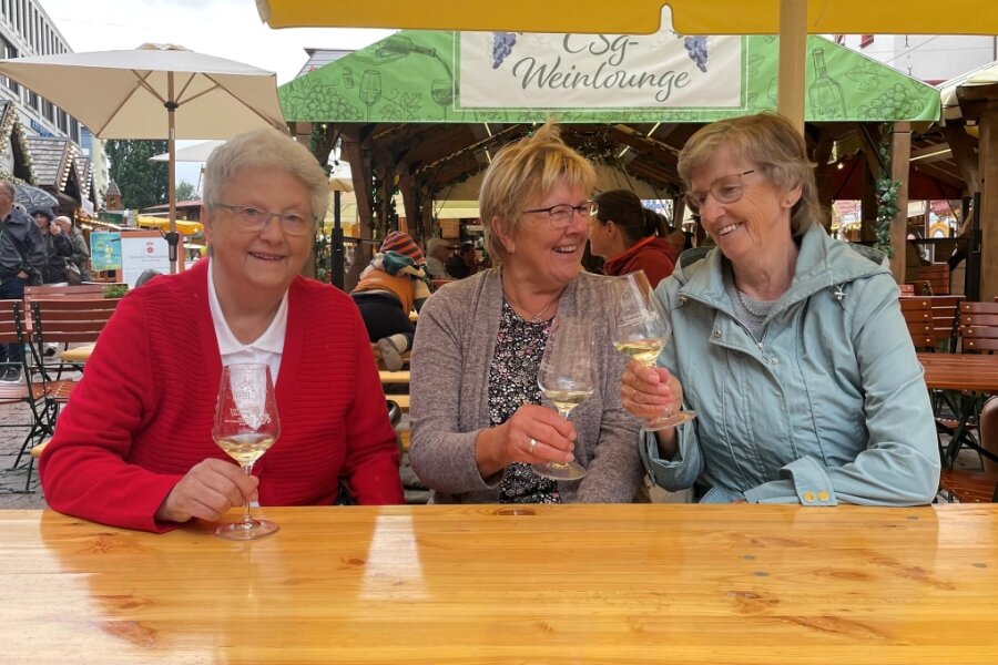 Wie gut ist das Chemnitzer Weinfest gegen Regen gewappnet? - Schlechtes Wetter und Weinfest? Kein Grund den Besuch abzusagen, finden Brigitte, Gudrun und Christine aus Hohenstein-Ernstthal.