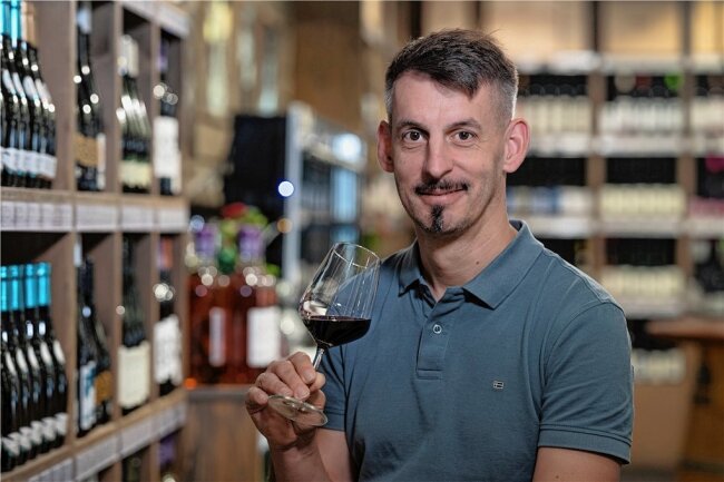 Wie gut sind Sachsens Weine wirklich? - Matthias Dathan ist gebürtiger Dresdner. Seit 20 Jahren testet er sächsische Weine für den Weinguide Gault Millau, jetzt für das Vinum-Magazin. 