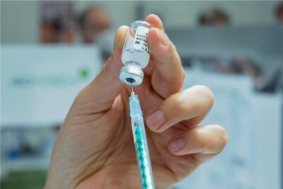 Wie Hersteller Impfstoffe auf die Omikronvariante anpassen - Reicht die Auffrischungsimpfung mit einem herkömmlichen Corona-Impfstoff gegen die Omikronvariante aus? 