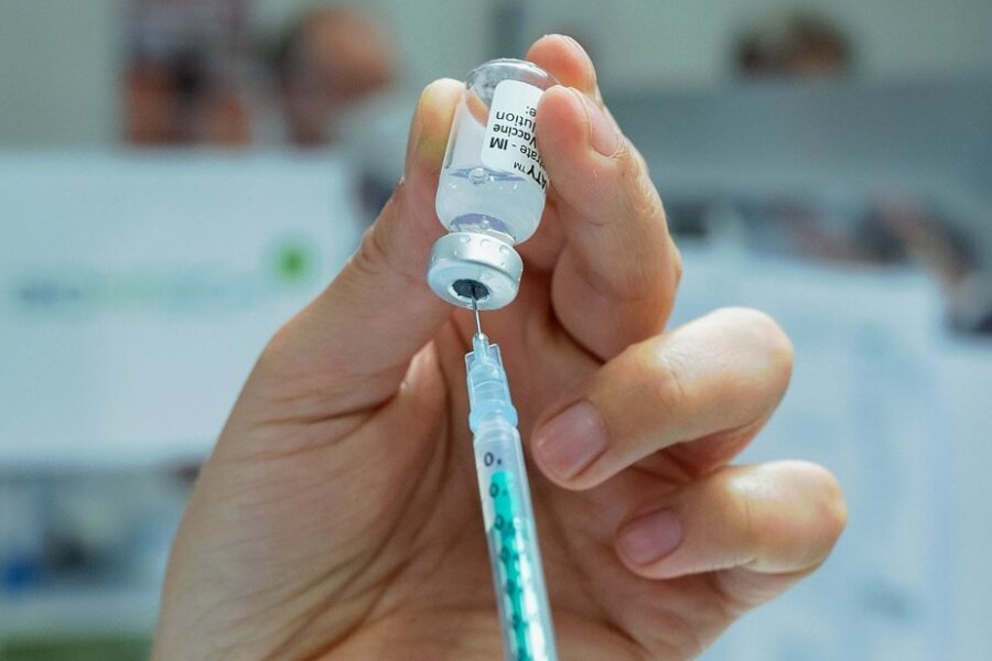 Wie Hersteller Impfstoffe auf die Omikronvariante anpassen - Reicht die Auffrischungsimpfung mit einem herkömmlichen Corona-Impfstoff gegen die Omikronvariante aus? 